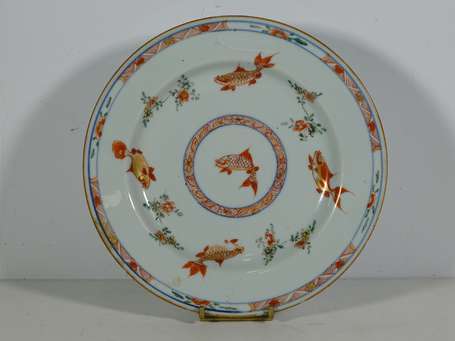 CHINE - Assiette en porcelaine à décor polychrome 