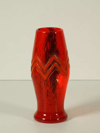 LEGRAS - Vase en verre marmoréen rouge à décor de 