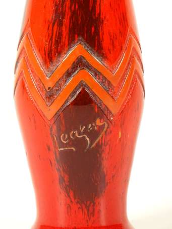 LEGRAS - Vase en verre marmoréen rouge à décor de 