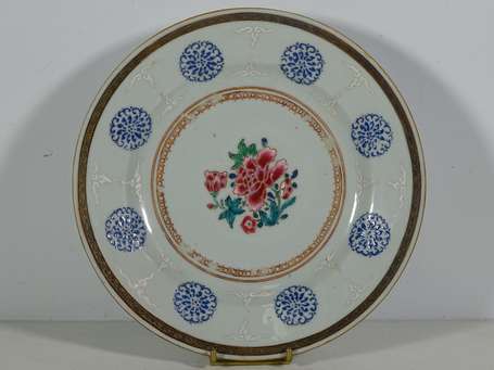 CHINE - Assiette en porcelaine à décor polychrome 