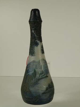 DESEZ - Vase piriforme à haut col renflé en verre 