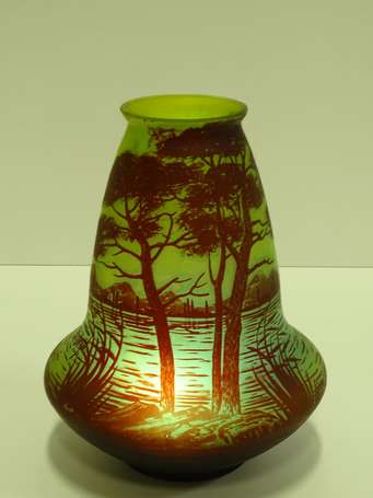 DEVEAU - Vase piriforme à panse renflée en verre 