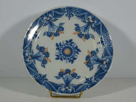 DELFT - Assiette en faïence à décor de corbeilles 