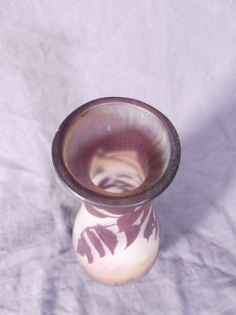 GALLE - Vase piriforme en verre mulicouche violine