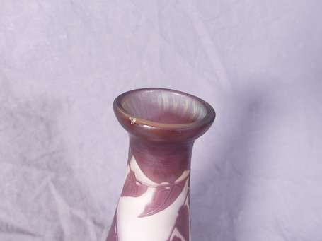 GALLE - Vase piriforme en verre mulicouche violine