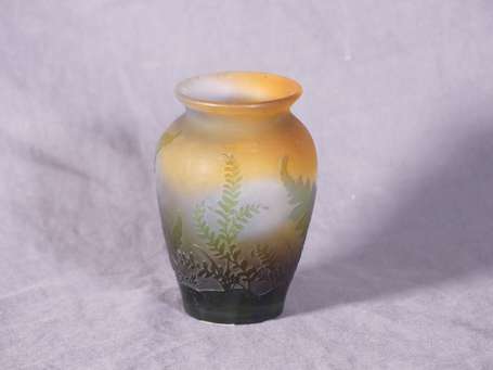 GALLE - Petit vase balustre en verre multicouche à