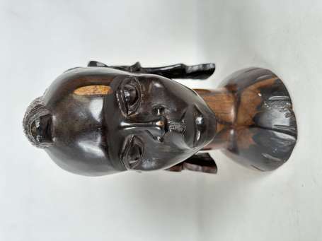 Buste de femme. Sujet en ébène de Macassar. H. 