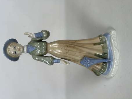 Femme au chapeau. Sujet en porcelaine. H. 24 cm 