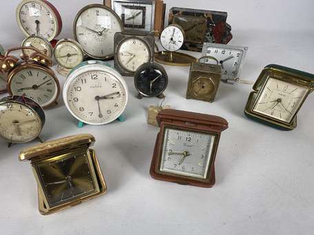 Lot d'une vingtaine de réveils dont LANCEL 