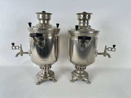 Deux samovars en métal nickelé, les prises en 